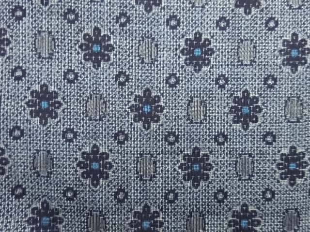 アンティーク　花模様織り出し本場正藍泥染大島紬着物（割り込み絣）